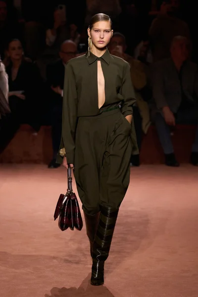 Look 18